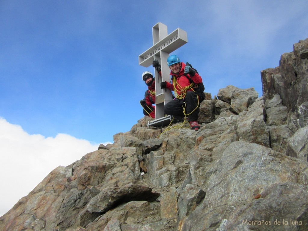 Luis y Joaquín en la cima del Finsteraarhorn, 4.274 mts.